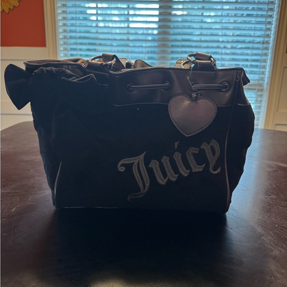 Juicy Couture Black daydreamer Tote with Heart Charm